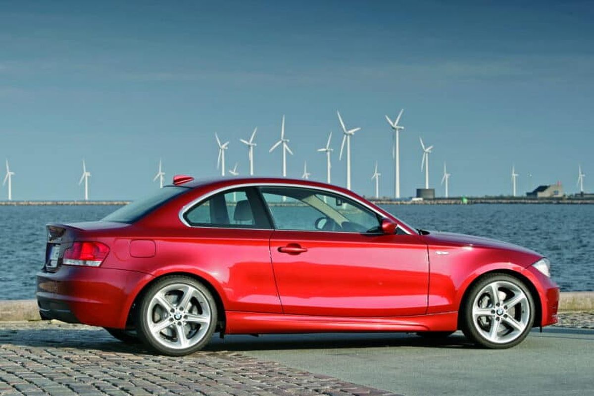 1 series coupe side profile in red