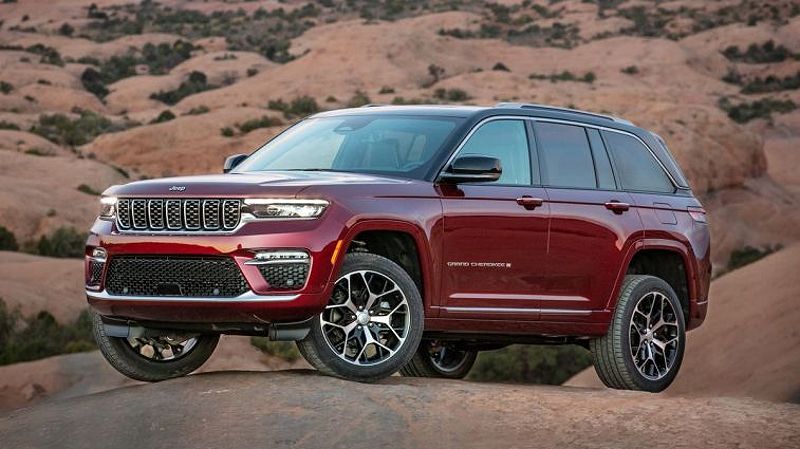 2024 Jeep Grand Cherokee Summit Reserve with hills in the background